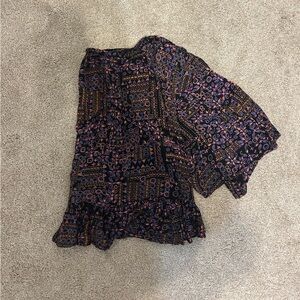 Small flowy patterned Molly green shirt